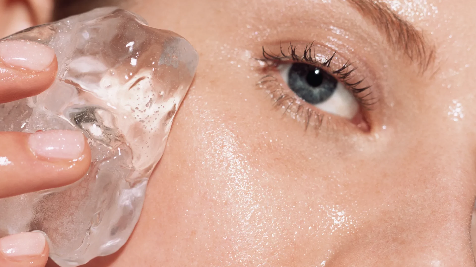 Depuff and tighten the skin with the help of Cryo Facial Wand Therapy